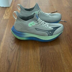 Mizuno Men's Neo Vista Running Shoes (size 12)